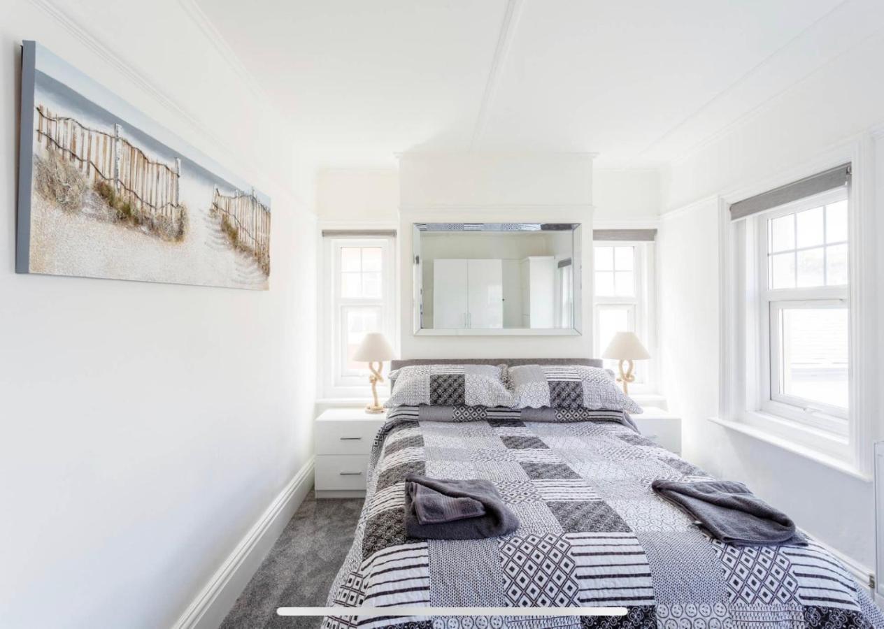 Ammonite Luxury Beachfront Apartment Lyme Regis Kültér fotó